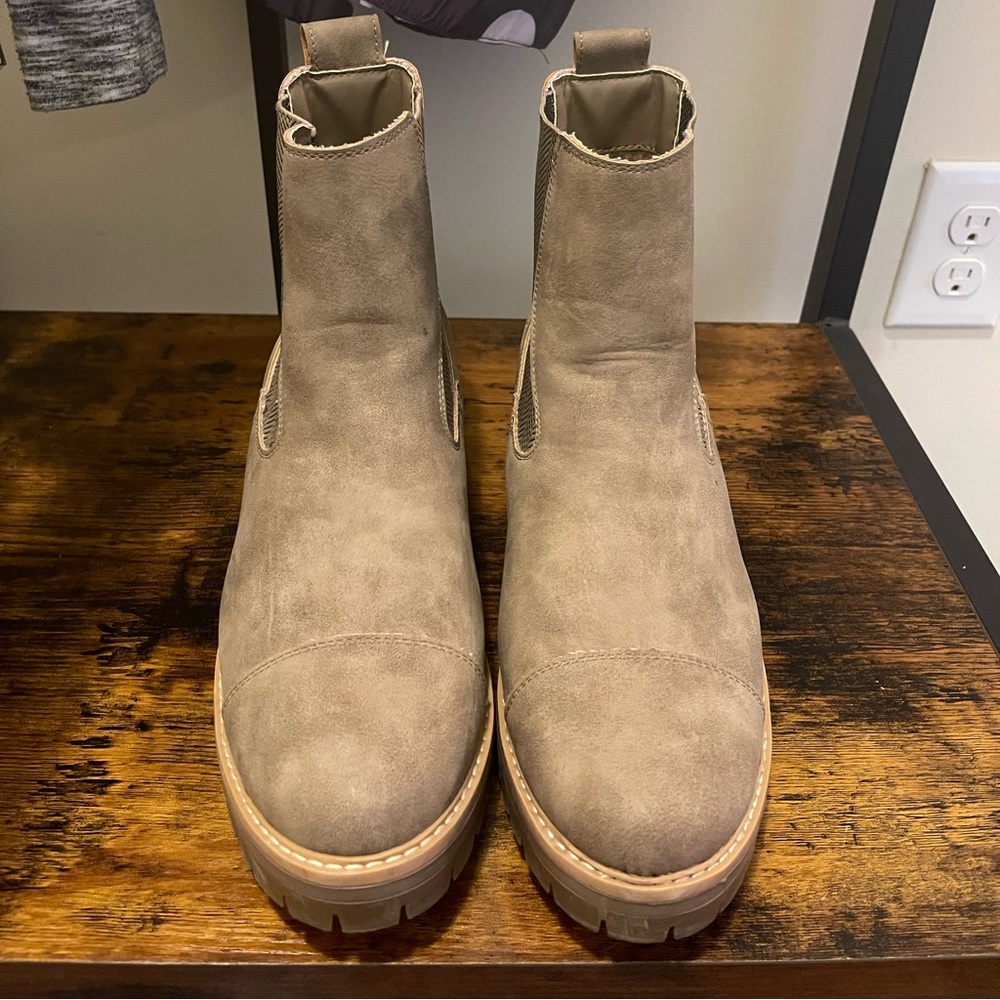 Women’s Chelsea Boots 8.5 US